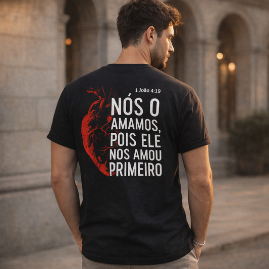 Camiseta Frase "Nós o amamos, pois Ele nos Amou Primeiro"