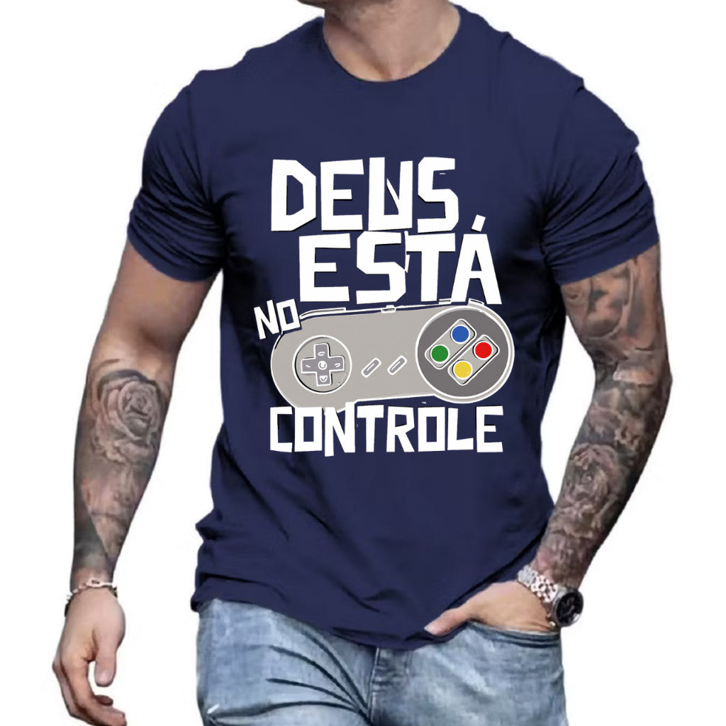 Camiseta Frase "Deus Esta No Controle"