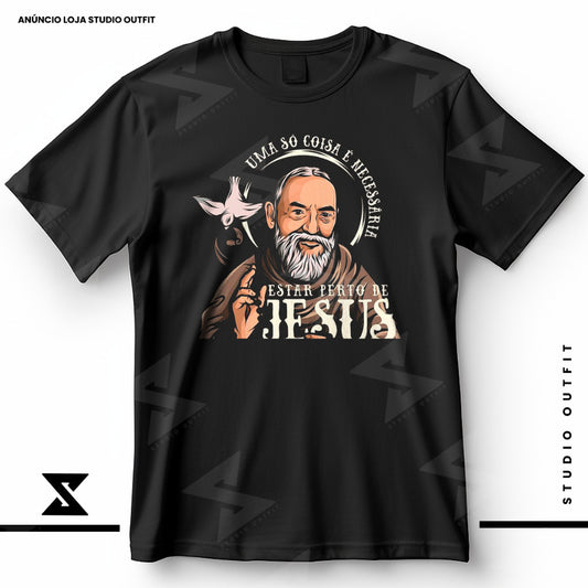 Camiseta São Padre Pio - Frase "Estar Perto de Jesus"