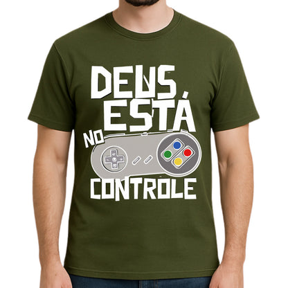Camiseta Frase "Deus Esta No Controle"