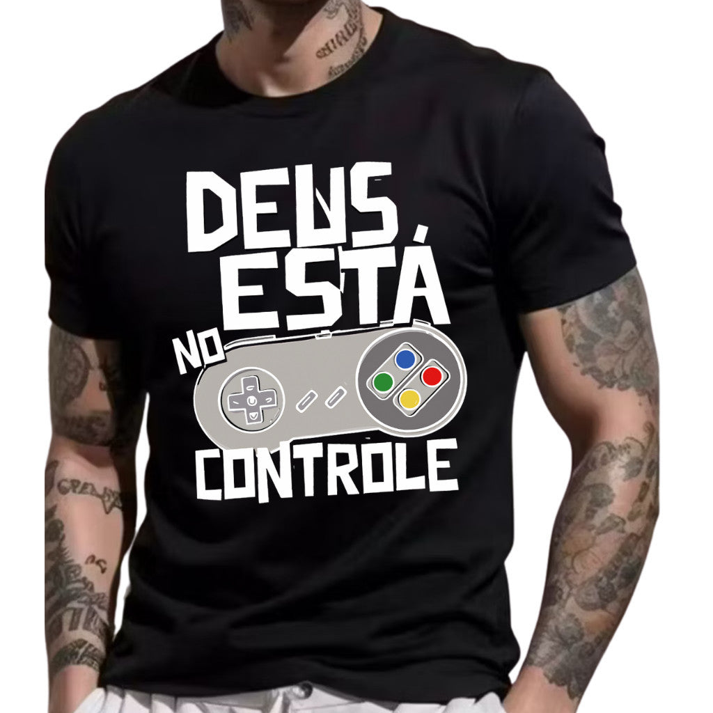 Camiseta Frase "Deus Esta No Controle"