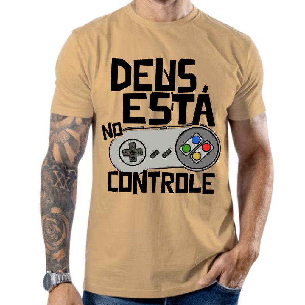Camiseta Frase "Deus Esta No Controle"