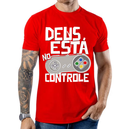 Camiseta Frase "Deus Esta No Controle"