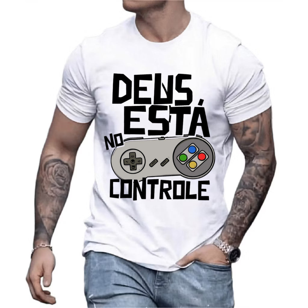 Camiseta Frase "Deus Esta No Controle"