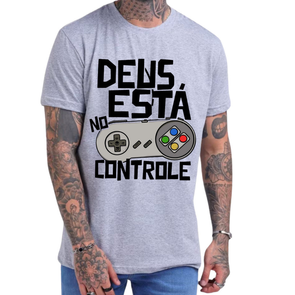 Camiseta Frase "Deus Esta No Controle"